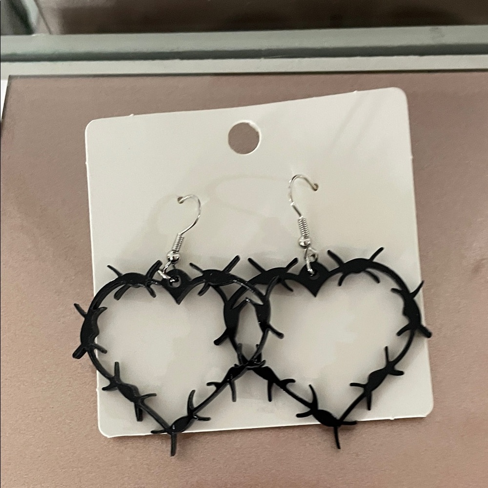 🛍️Black Heart-Shaped Barbed Wire Earrings